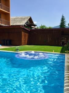 圣乔治-伯伊Vila Luminita的庭院里的一个蓝色海水游泳池