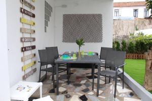 加亚新城Porto In Sight, 4 Kids的庭院配有黑色的桌子和椅子