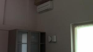 维罗纳Casa Bella的天花板上配有空调的房间