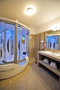 贝尔格莱德斯加达尔里加别墅酒店的一间带大浴缸和水槽的浴室