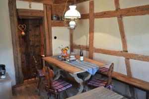 于纳维La Maison 1603的一间带木桌和椅子的用餐室