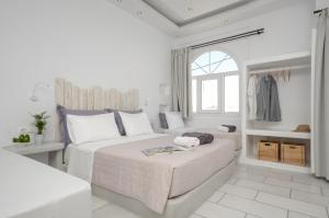 纳克索乔拉Naxos Dream Oniro Studios - Adults Only的一间白色卧室,配有两张床和窗户