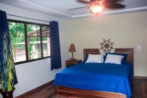 戴维Hotel-Boutique Patampa的一间卧室设有蓝色的床和窗户。