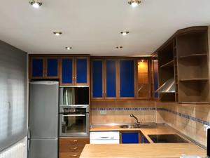 马德里Best apartment near REAL MADRID Stadium的厨房配有木制橱柜和不锈钢冰箱。