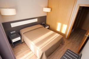哈卡雅卡塔尼亚Spa及公寓酒店的一间小卧室,配有床和2个床头柜