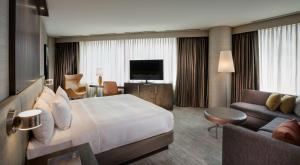 芝加哥凯悦中心芝加哥壮丽大道酒店的酒店客房设有一张大床和一张沙发。