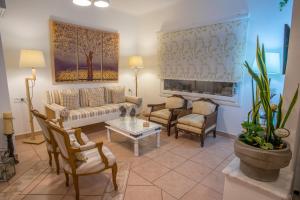 帕罗奇亚Hotel Cyclades的客厅配有沙发、椅子和桌子
