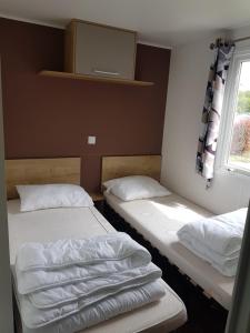 camping onzain 4 etoiles客房内的一张或多张床位