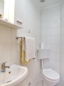 杜布罗夫尼克Luna的白色的浴室设有卫生间和水槽。