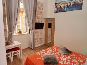 杜布罗夫尼克Luna的一间小卧室,配有床和窗户