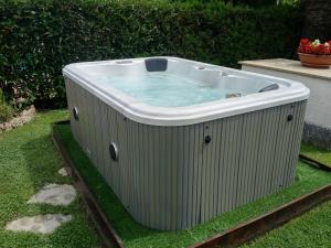 阿尔本加极光公寓式酒店的坐在院子里的草上的一个热水浴缸