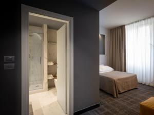 热那亚HNN Luxury Suites的一间卧室设有一张床和一间浴室。