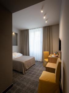热那亚HNN Luxury Suites的酒店客房设有两张床和一张桌子。