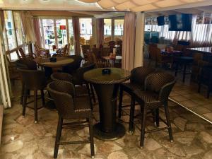 诺哈玛利亚海圣母酒店的餐厅内带桌椅的用餐室