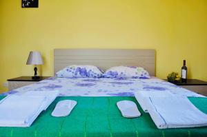 高尼奥Villa Georgiana的一间卧室配有一张大床和两个枕头