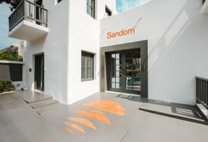 帕罗奇亚Sandom的白色的建筑,上面有桑托尼标志