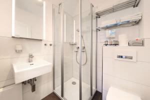 吕贝克特拉维布利克公寓的带淋浴和盥洗盆的浴室