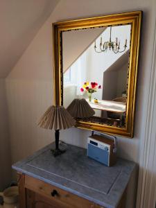 洛肯Villa Vendel B&B的镜子和室内梳妆台上的两盏灯
