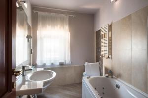 圣吉米纳诺白里昂的带浴缸、水槽和浴缸的浴室