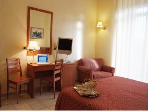 巴里亚德里亚酒店的酒店客房配有一张床和一张带电脑的书桌