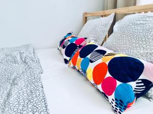 阿尔布费拉阿尔布费拉丰简旅馆的一间卧室配有两张单人床和色彩缤纷的枕头