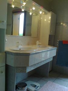 Saint-PancraceChambre d'hôtes - La Maurillonnette的一间带水槽和镜子的浴室