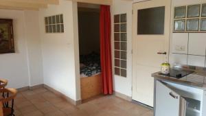 科莱恩斯普拉特studio-appartement in paardenstal的厨房设有通往衣柜的门