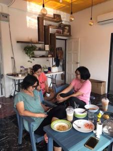 佛丕Baan Bon Resort Bang Tabun的坐在桌子旁的一群妇女