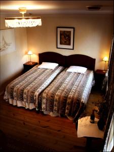 JättendalHotell Mellanfjärden的一间卧室配有一张带被子的床和两盏灯。
