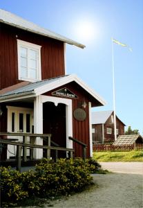 JättendalHotell Mellanfjärden的一座红色的建筑,前面有标志