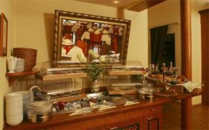 巴登-巴登施韦策霍夫高级酒店的自助食盘和镜子