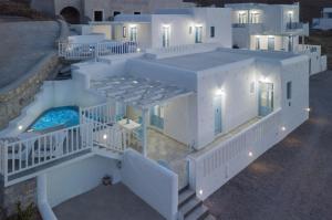 Livadi AstypalaiasAegean Sea Villas的享有白色房屋空中美景,设有游泳池