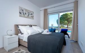 赫瓦尔Villa Moderna Family Friendly的一间卧室设有一张床和一个大窗户