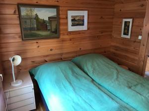 HeinävesiKoskenranta的小木屋内一间卧室,配有一张床