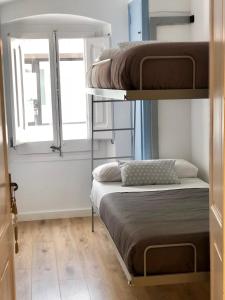 滨海比拉萨尔Vilamarlux II的一间卧室设有两张双层床和一扇窗户。