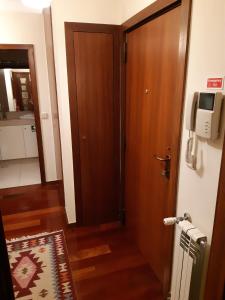 马亚My Home in OPorto的走廊上设有木门,墙上设有电视