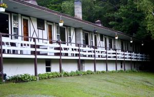 ChestertownThe Lodge at Loon Lake的建筑的侧面设有白色阳台