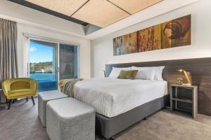 朗塞斯顿派珀希洛酒店的卧室配有床、椅子和窗户。