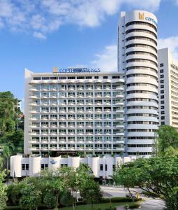 新加坡Copthorne King's Hotel Singapore on Havelock的一座高大的白色建筑,上面有标志