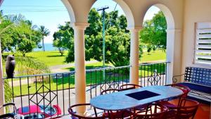 凯恩斯弗洛里亚纳别墅公寓的阳台配有桌椅,享有海景。