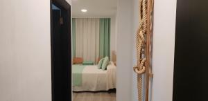 瓦伦西亚环球酒店的一间卧室配有一张床和镜子