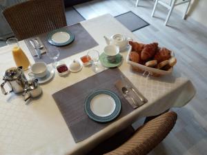 Saint-Martial-de-NabiratLe Coze的一张桌子上放着一盘食物和面包