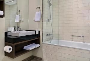 美因河畔法兰克福法兰克福市中心馨乐庭酒店的浴室配有盥洗盆和浴缸。