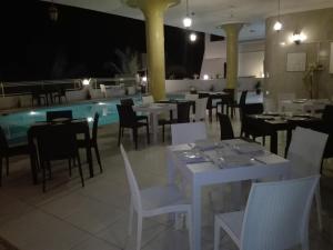 Salalah Beach Villas餐厅或其他用餐的地方
