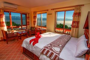 纳加阔特都蒙咖啡小屋和平酒店的一间卧室设有一张床和大窗户