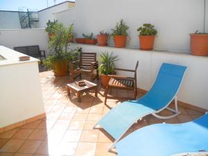 圣维托罗卡波CASE COLOMBO E MATTARELLA- Appartamenti centrali con wi-fi e parcheggio privato gratuito的庭院配有桌椅和盆栽植物