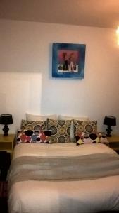 斯特拉斯堡Appartement 3 pièces, Krutenau, Parking privé的一间卧室配有带枕头的床