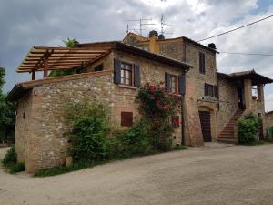 佩萨河谷塔瓦内莱Sweet in Chianti的砖屋,旁边是鲜花
