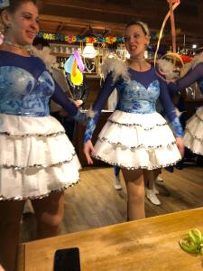 图青图茨英格尔霍夫酒店的舞池上两个穿着白色和蓝色衣服的女孩