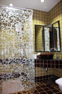 清迈旺布拉帕大酒店的浴室配有淋浴帘和盥洗盆。